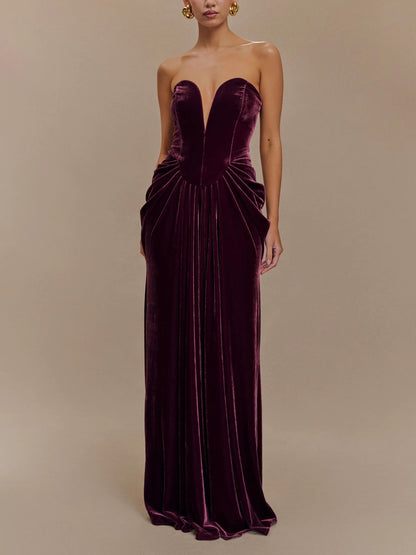 Schulterfreies samtiges Maxikleid