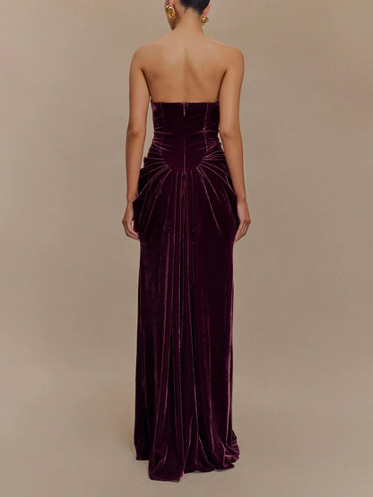 Schulterfreies samtiges Maxikleid